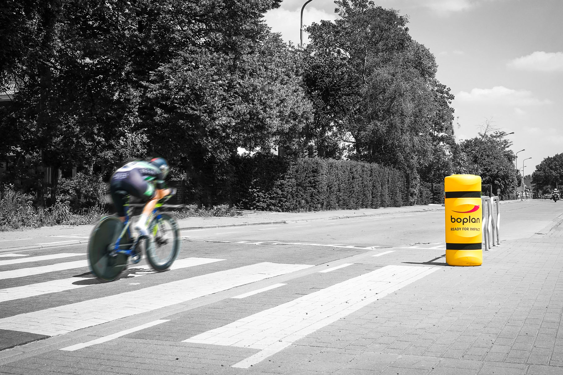 Foto van de Boplan Race Bumper gebruikt in een wielerwedstrijd om een obstakel te beschermen